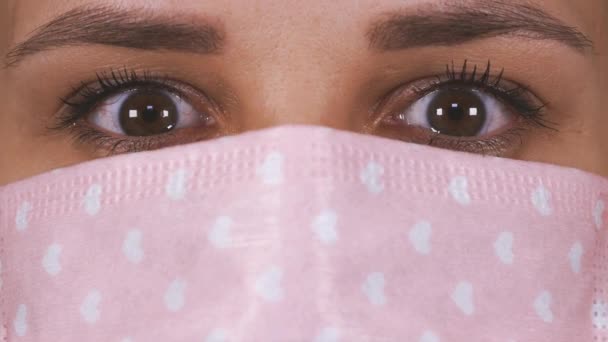 Een vrouw met een medisch masker op zijn gezicht. De epidemie van het Coronavirus.. — Stockvideo