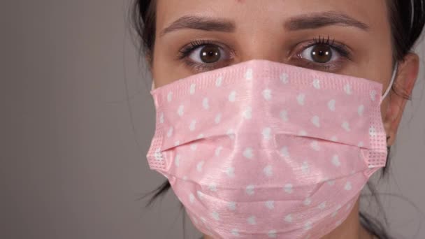 Γυναίκα με ιατρική μάσκα στο πρόσωπό της. Έννοια της επιδημίας του coronavirus ή ασθενειών. — Αρχείο Βίντεο