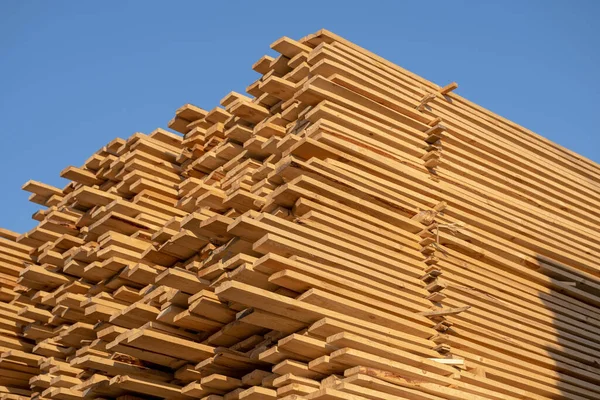 나무 판자, 목재, 산업용 목재, 목재. 건축 현장에는 거치른 목재 판자로 된 천연 목재 더미가 놓여 있다. 공업용 목재 건축 자재 — 스톡 사진