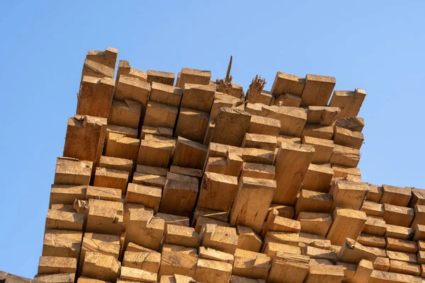 Madera aserrada, madera aserrada industrial, madera aserrada. Madera de pino pila de tableros de madera áspera natural en el sitio de construcción. Materiales de construcción de madera industrial —  Fotos de Stock