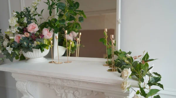 Feche de interior de um de esquinas do quarto. Espelho grande com flores decorativas e velas na mesa branca . — Fotografia de Stock