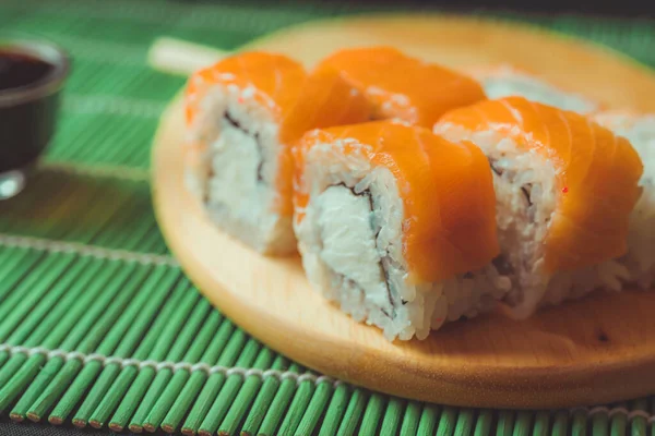 Primo piano di gustosi involtini di sushi sul tagliere . — Foto Stock
