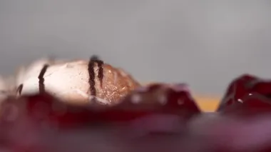 Lezzetli pastayı kapat. İştah açıcı pasta dönüyor, dolgunun güzelliğini gösteriyor..