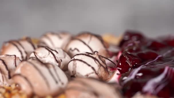 Nahaufnahme von leckerem Kuchen. Appetitliche Kuchenspinnerei, die Schönheit der Füllung zeigt. — Stockvideo