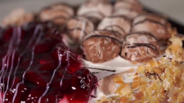 Nahaufnahme von leckerem Kuchen. Appetitliche Kuchenspinnerei, die Schönheit der Füllung zeigt. — Stockvideo