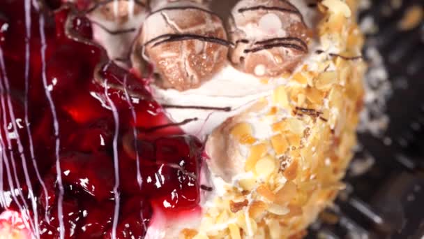 Nahaufnahme von leckerem Kuchen. Appetitliche Kuchenspinnerei, die Schönheit der Füllung zeigt. — Stockvideo