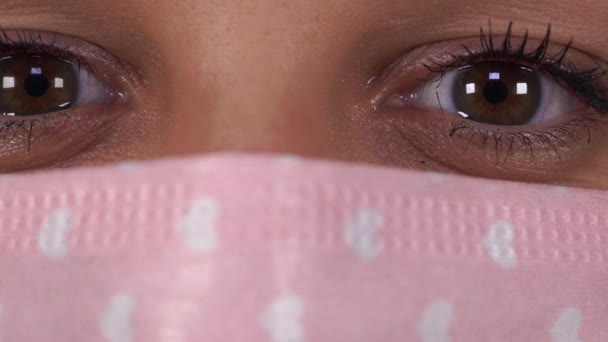 彼の顔に医療マスクを持つ女性.コロナウイルスの流行. — ストック動画