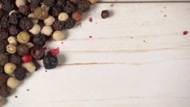 Close-up van specerij op witte houten achtergrond. Stelletje verschillende pepers op tafel met ruimte voor je tekst. — Stockvideo