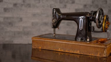 Masadaki eski el yapımı dikiş makinesini kapat.