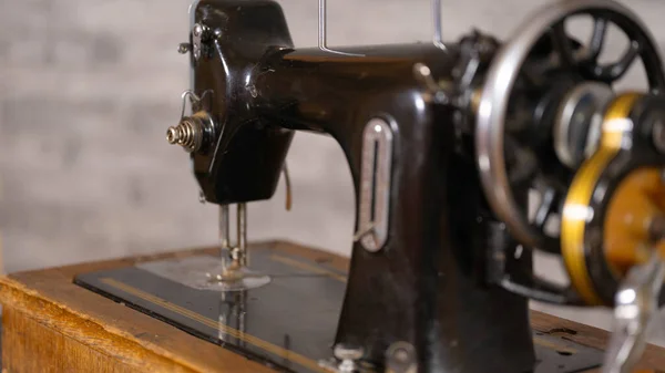 Close up of old manual sewing machine on table. — Stock Photo, Image