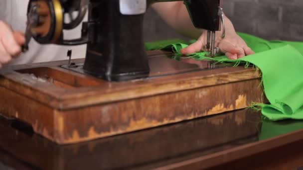 Detailní záběr starého šicího stroje s ženskýma rukama na stole. Dámské šití tkaniny, pomocí sovětského šicího stroje. — Stock video