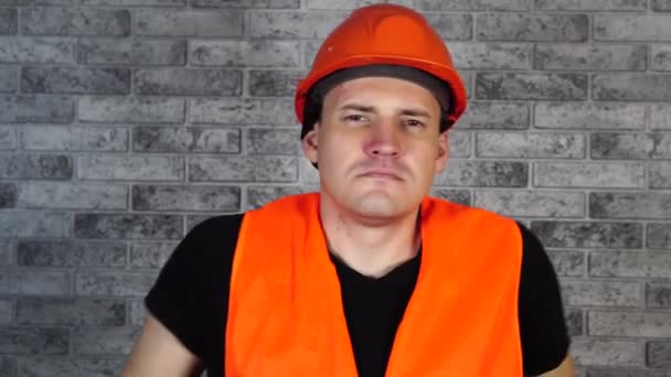 Muž v pracovní uniformě a oranžové ochranné hardhat tanec — Stock video