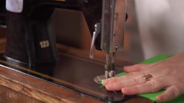 Close up of old sewing machine with womens hands on table. Woman stitching fabric, using soviet sewing machine. — Stock Video