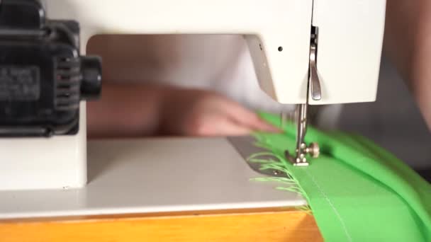 Primer plano de la máquina de coser con las manos de las mujeres en la mesa. Cortina de costura de mujer, usando máquina de coser . — Vídeos de Stock