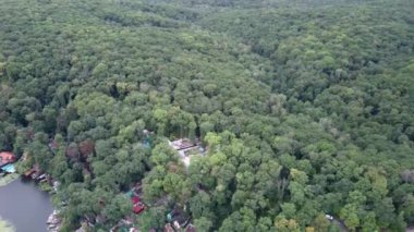 Sahildeki balıkçı köyü. Bulutlu gökyüzündeki deniz köyü. Güzel mimarisi olan dağ manzaralı evler. Akdeniz adasında yaz tatili. Gezgin şehvet ve seyahat.