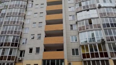 Modern apartman binası. Modern bir apartmanın ön cephesi. Konut binası. Kavram: Modern mimari