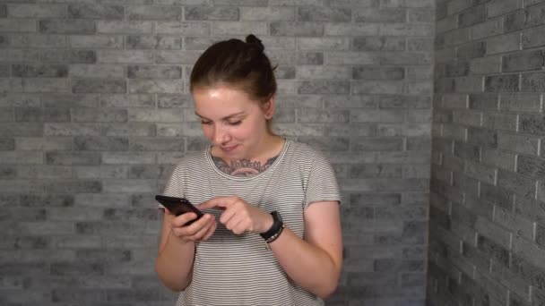 Spännande ung kvinna förvånad över otroliga shopping mobil app försäljning meddelande tittar på smartphone, euforisk flicka vinnare håller mobiltelefon skriker av glädje — Stockvideo