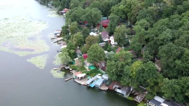 Wioska rybacka na plaży. Morska wioska na zachmurzonym niebie. Domy na górskim krajobrazie z ładną architekturą. Wakacje na śródziemnomorskiej wyspie. Wędrowanie i podróżowanie. — Wideo stockowe