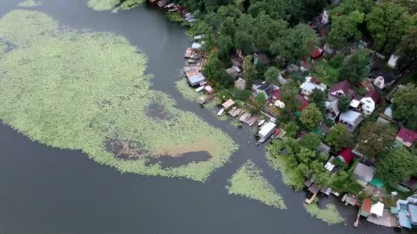 Fiskeby på stranden. Havsbyn på molnig himmel. Hus på fjällandskap med fin arkitektur. Sommarsemester på Medelhavsön. Wanderlust och resor. — Stockvideo