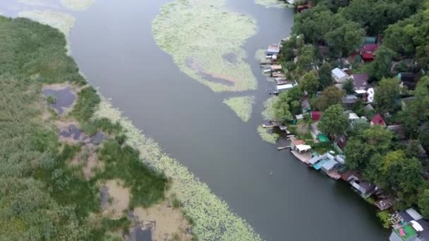 Wioska rybacka na plaży. Morska wioska na zachmurzonym niebie. Domy na górskim krajobrazie z ładną architekturą. Wakacje na śródziemnomorskiej wyspie. Wędrowanie i podróżowanie. — Wideo stockowe