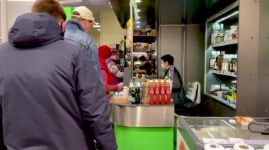 Voronezh, Rusya, 29 Nisan 2020: tıbbi maske takan kasiyer ve eldiven gişenin arkasında duruyor. Kendini hastalıklardan koruyan ve müşterilere güvenle hizmet eden bir kadın. Tehdit kavramı