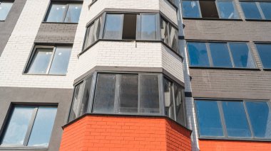 Modern güzel yeni binalar. Renkli duvar, güneşli bir günde modern apartman binaları. Modern bir apartmanın ön cephesi. Modern apartman binası mimarisi