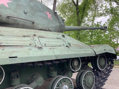 Voronezh, Rusya 5 Mayıs 2020: Askeri tank anıtının kapatılması. Ağır, eski bir anıt, açık hava savaşının canlı anılarını koruyor..