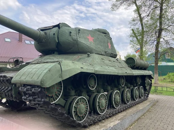 Voronezh, Ryssland Maj 5, 2020: Närbild av monument av militär tank. Tung gammal minnesmärke, bevarar levande minne av krig utomhus. — Stockfoto