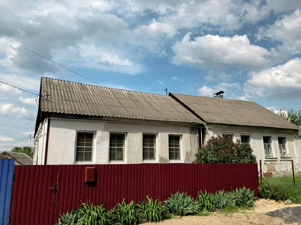 Gros plan de vieilles maisons à la campagne. Petites maisons d'un étage dans le village par temps nuageux . — Photo