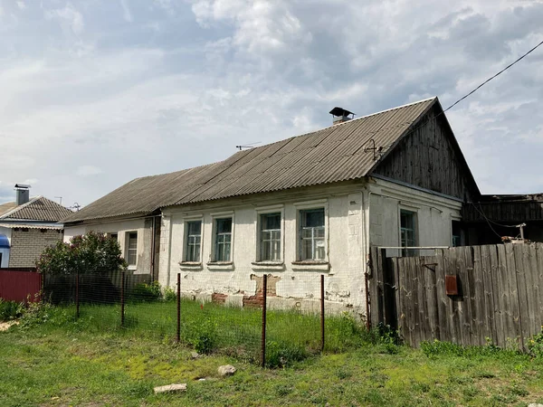 田舎の古い家を閉める。曇りの日に村の小さな一階建ての家. — ストック写真