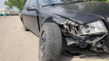 Kazadan sonraki araba. Yoldaki kırık araba. Bir kaza sonucu arabanın gövdesi zarar görmüştür. Trafik kazasında yüksek hızda kafa. Çarpışmadan sonra araba gövdesinde izler var.