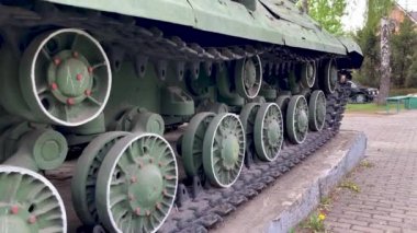 Askeri ağır eski tank anıtı. Tank yolunu kapat.