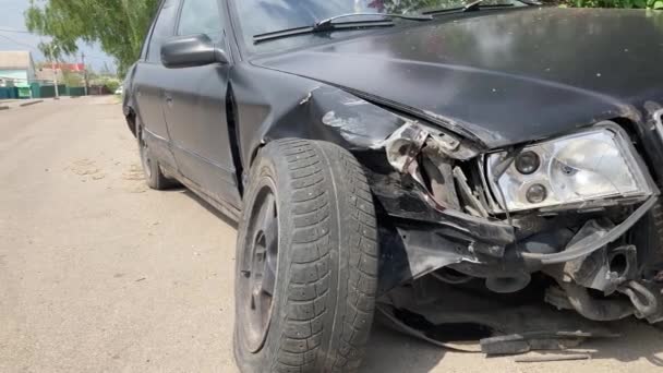 O carro depois do acidente. Carro partido na estrada. O corpo do carro está danificado como resultado de um acidente. Cabeça de alta velocidade num acidente de viação. Dentes no corpo do carro após uma colisão no — Vídeo de Stock