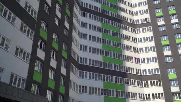 Modern güzel yeni binalar. Renkli duvar, güneşli bir günde modern apartman binaları. Modern bir apartmanın ön cephesi. Modern apartman binası mimarisi — Stok video