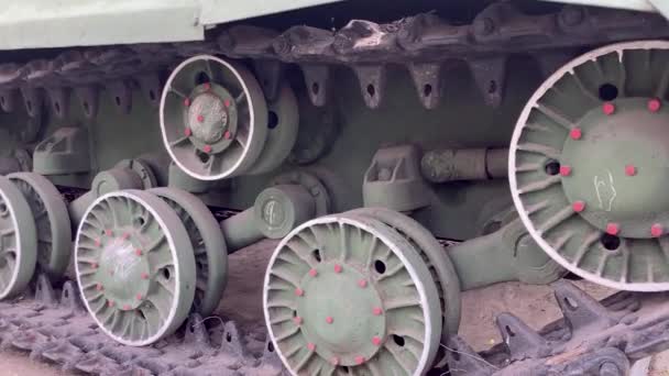军用重型坦克的纪念碑。关闭油罐轨道. — 图库视频影像