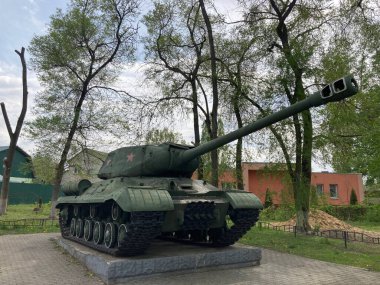 Voronezh, Rusya 5 Mayıs 2020: Askeri tank anıtının kapatılması. Ağır, eski bir anıt, açık hava savaşının canlı anılarını koruyor..