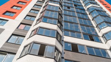 Modern güzel yeni binalar. Renkli duvar, güneşli bir günde modern apartman binaları. Modern bir apartmanın ön cephesi. Modern apartman binası mimarisi