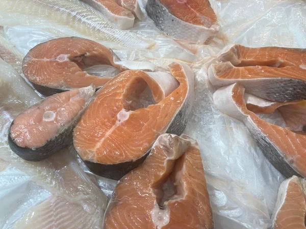 Zamykamy świeże surowe ryby. Ryby schłodzone leżące na ladzie supermarketu. — Zdjęcie stockowe