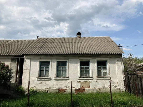 Gros plan de vieilles maisons à la campagne. Petites maisons d'un étage dans le village par temps nuageux . — Photo