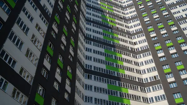 Moderne prachtige nieuwe gebouwen. Gekleurde muur, Moderne appartementengebouwen op een zonnige dag. Voorzijde van een modern appartementencomplex. residentieel gebouw modern appartement condominium architectuur — Stockfoto