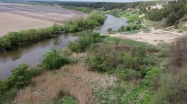 Güneşli bir günde kırsal alanda göl manzarası. Kuş bakışı göl manzarası kırsal alanda uzanıyor..