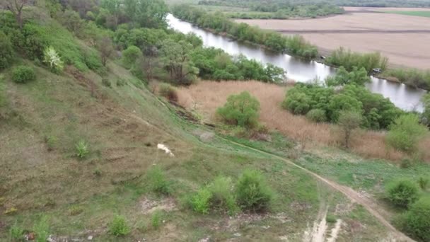 Vzdušný výhled na jezero na venkově za slunečného dne. Pohled z ptačí perspektivy na délku jezera ve venkovské oblasti. — Stock video