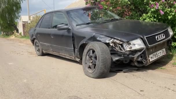 Voronezh, Rusya 5 Mayıs 2020: kazadan sonraki araba. Yoldaki kırık araba. Bir kaza sonucu arabanın gövdesi zarar görmüştür. Trafik kazasında yüksek hız.. — Stok video