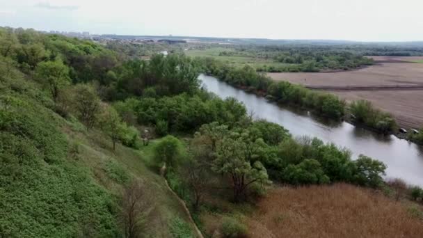 Vista aérea do lago no campo no dia nublado. Vista de olhos de aves de lago estende-se em comprimento na área rural . — Vídeo de Stock