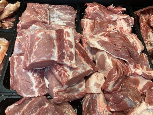 Zbliżenie Dużych Kawałków Surowego Mięsa Wieprzowego Lodówce Liczniku Supermarketów — Zdjęcie stockowe