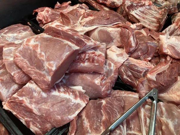 Zbliżenie Dużych Kawałków Surowego Mięsa Wieprzowego Lodówce Liczniku Supermarketów — Zdjęcie stockowe