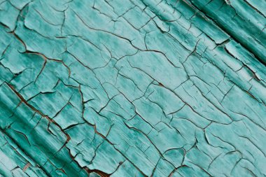 Eski kereste yüzeyinin desenli arkaplanı ve döküntü binanın dışındaki turkuaz boya.