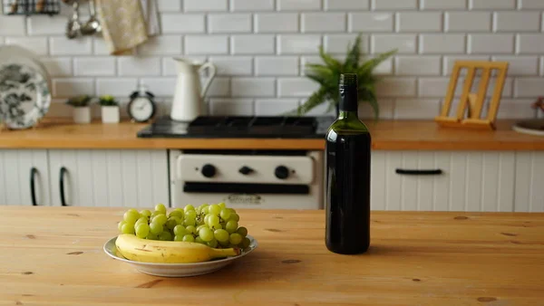 Mutfaktaki Tabakta Meyve Tabağı Olan Açık Şarap Şarap Şişesini Kapat — Stok fotoğraf