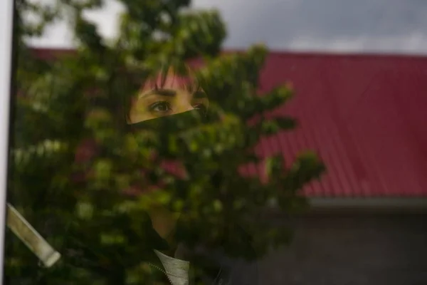 Egy Figyelmes Portréja Barna Szemekkel Ablakon Keresztül — Stock Fotó
