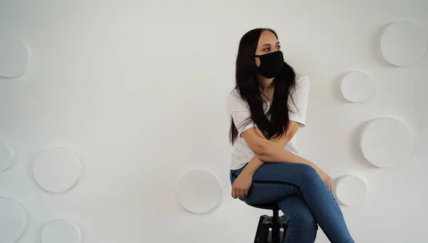 Νεαρή Γυναίκα Μαύρη Ιατρική Μάσκα Ποζάρει Στο Φόντο Του Λευκού — Φωτογραφία Αρχείου